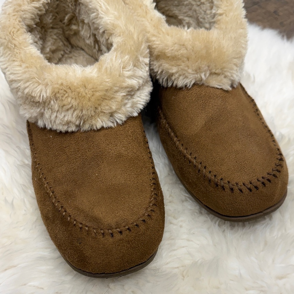 Airwalk Women’s Tan Suede Faux-Fur Cuff Slip-On Slippers with rubber sole size 9